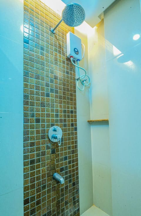 Shower, Toilet