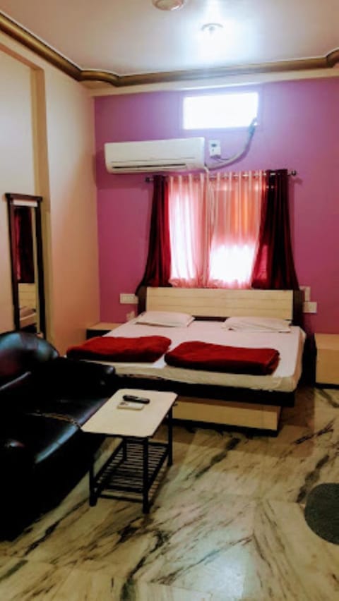 Bed, Photo of the whole room, Seating area, Bedroom, fireplace, air conditioner