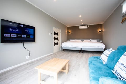 Bed, TV and multimedia, Bedroom