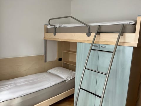 Bedroom, bunk bed