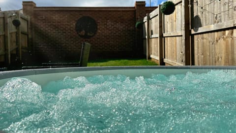 Garden, Hot Tub