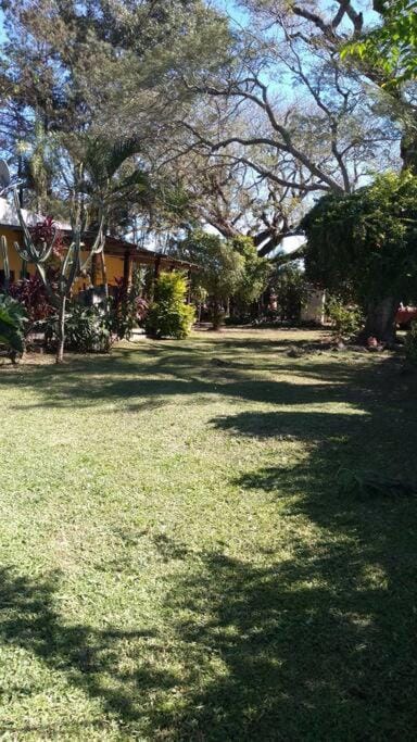 Casa estilo campo, a 10 km del centro capitalino. Complejo Sapucay Casa in Corrientes