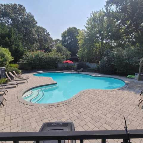 Large Home with Pool & 7 bedrooms; sleeps 21 Casa in Severn