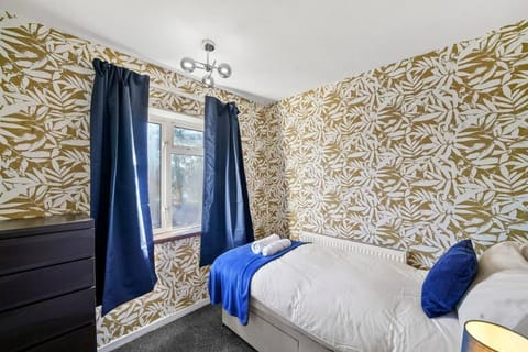 Beautiful 5 Bedroom Free Parking Semi-Detached house Aylesbury Casa in Aylesbury