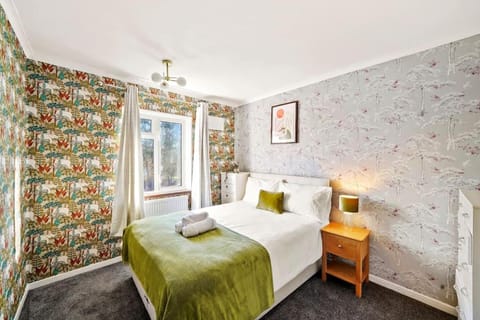 Beautiful 5 Bedroom Free Parking Semi-Detached house Aylesbury Haus in Aylesbury