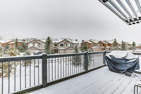 Silverthorne Townhome with Hot Tub about 7 Mi to Skiing! House in Silverthorne