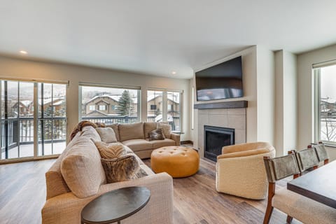 Silverthorne Townhome with Hot Tub about 7 Mi to Skiing! House in Silverthorne