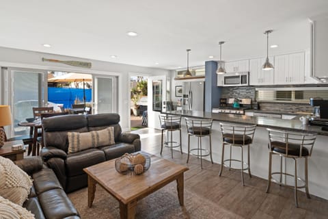 Stunning Beach Home - large patio, parking, ac & dog friendly! Casa in Mission Beach
