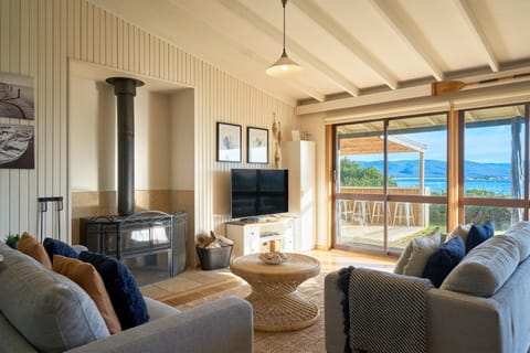 Natural landscape, TV and multimedia, View (from property/room), View (from property/room), Living room, Seating area, Mountain view, Mountain view, Sea view, Sea view, fireplace, fireplace