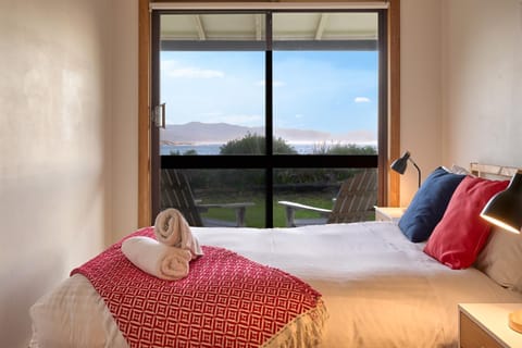 Bed, Natural landscape, View (from property/room), View (from property/room), Bedroom, Mountain view, Mountain view, Sea view, Sea view, towels