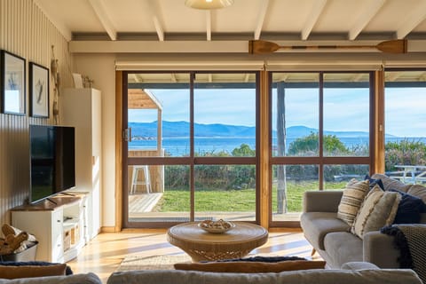 Natural landscape, TV and multimedia, View (from property/room), View (from property/room), Living room, Seating area, Beach, Mountain view, Mountain view, Sea view, Sea view