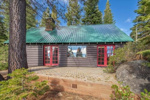 Coziest Cabin in Tahoe w Stone Fireplace Comfy Beds Close to Slopes & Lake House in Dollar Point