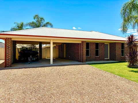 Woodlands Waterside Retreat House in Yarrawonga