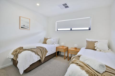 Kirkland - Pet Friendly - 5 Mins Walk to Beach House in Culburra Beach