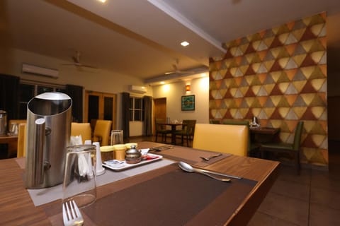 Seating area, Dining area, Food, Breakfast