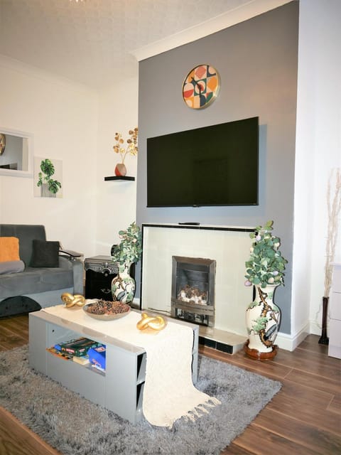 Communal lounge/ TV room, TV and multimedia, Living room, Seating area, Evening entertainment