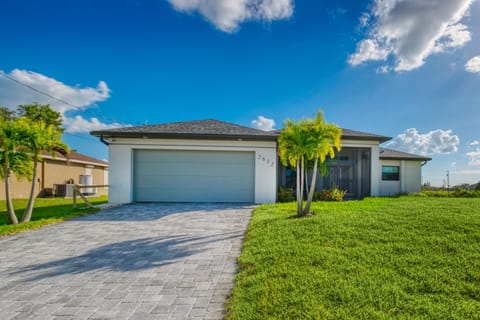 VILLA SOUTHERN ESCAPE - 4 BEDS - 3 BATHS - 8 GUESTS - WATERVIEW & POOL/SPA - INCL. 10% OFF BOAT RENTAL Villa in Cape Coral