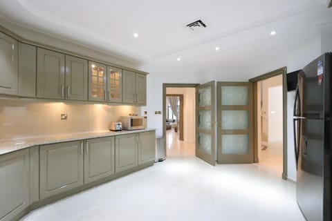 Elegant 4B+Maid room Villa in Palm - Livbnb Chalet in Dubai