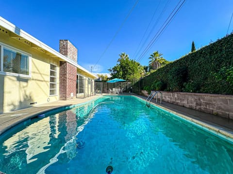 Relaxing 4-BR Oasis with Pool - BB House in Burbank