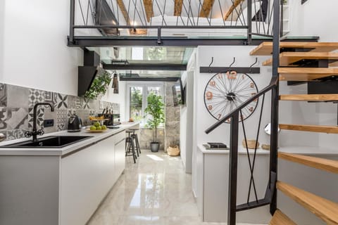 Kitchen or kitchenette, Photo of the whole room, minibar, stove