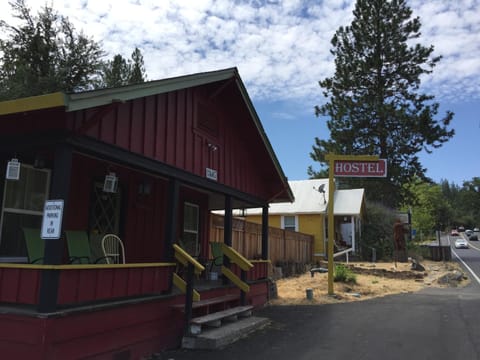 Yosemite International Hostel Alojamiento y desayuno in Groveland
