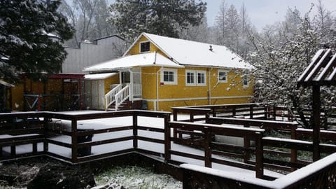 Yosemite International Hostel Bed and Breakfast in Groveland