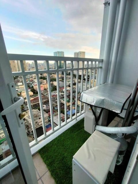 Condo in Pasay@ Breeze Residence by: Lsh Staycation Condo in Pasay