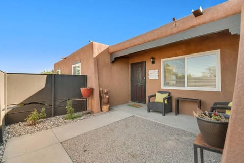 Loma NE Heights 3 bedroom Pool/HotTub! House in Albuquerque