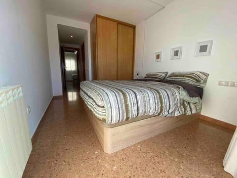 Big Family Terrassa Parking and noise free Apartment in Terrassa