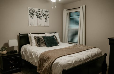 Super Clean Fast Wifi Comfortable Beds Maison in Lake Charles