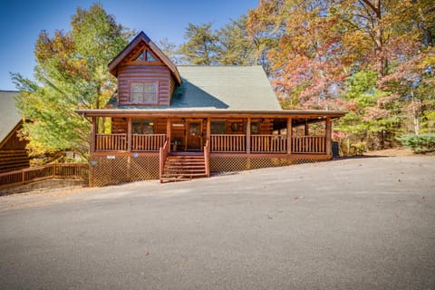Enchanted Forest Pool, Hot Tub, 7 Min to Pigeon Forge, Arcade, Mountain Views House in Pigeon Forge