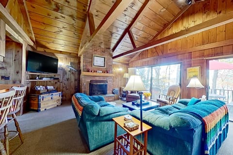 Friendly Pines Cabin House in Wolfeboro