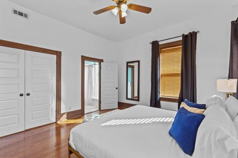 Luxurious and Convenient Rental Downtown - JZ Vacation Rentals House in Saint Louis