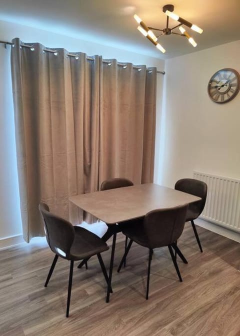 2 bedroom en-suite apartment in Basildon, Essex (Enjoy the simple things in life) Condo in Basildon