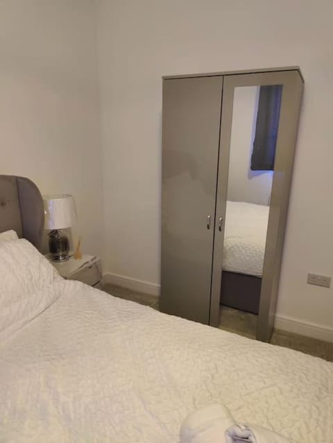 2 bedroom en-suite apartment in Basildon, Essex (Enjoy the simple things in life) Condo in Basildon