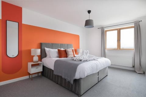 Luxury 2 bed, Central, Free Parking, Smart TV By Valore Property Services Condo in Milton Keynes