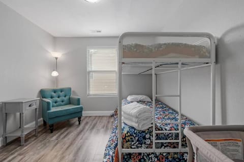 The Chesapeake St Retreat - Pet and Kid Friendly House in Norfolk