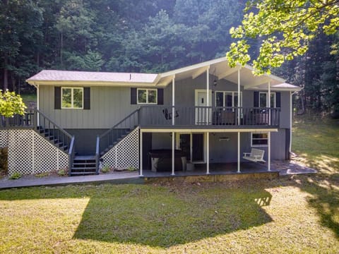 The Hilltop Hideaway Charming cottage with mountain views and hot tub House in Waynesville