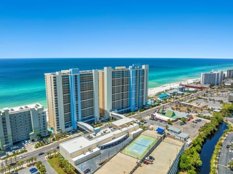 Modern 3 BR Beachfront Condo! Amenities Galore! by Dolce Vita Getaways PCB Apartment in Long Beach