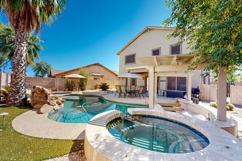 Poolside Tranquility Maison in San Tan Valley
