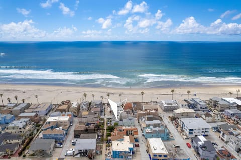 Stunning beach home - steps2sand, AC, Large Patio and Fast Wifi! House in Mission Beach