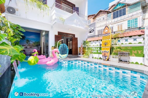 Property building, Patio, Day, Pool view, Swimming pool, sunbed