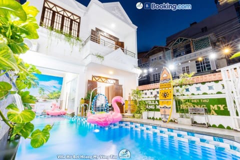 Property building, Patio, Day, Pool view, Swimming pool, sunbed