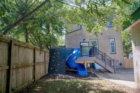 3 Story House, Close to Perfect North, Pet-Friendly! House in Cincinnati