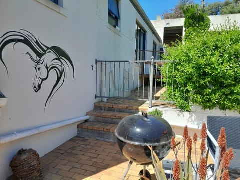 Roland’s Valley Art Accommodation Bed and Breakfast in Stellenbosch