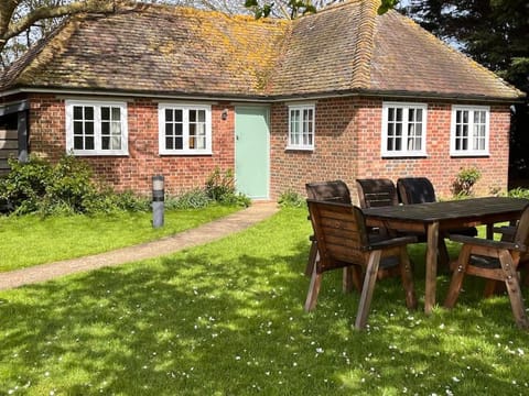 Green Cottage in grounds of Grade II* Frognal Farmhouse House in Borough of Swale