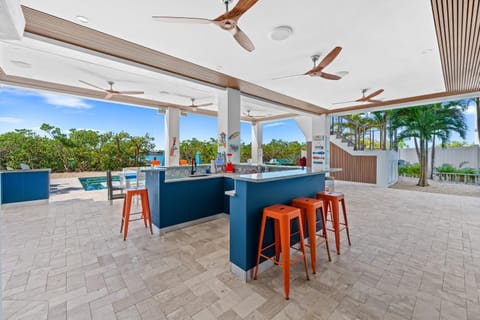 Luxury Seaside Escape ~ Heated Pool w Jacuzzi ~ Elevator ~ Dock ~ Scenic Views Casa in Key Colony Beach