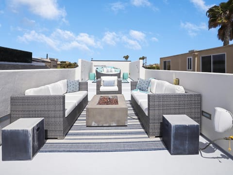 Haines Luxury Dream Home - Bay Views, Rooftop, Fire Pit & AC House in Mission Bay