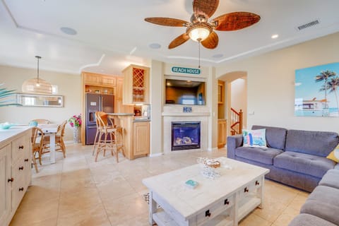 Stunning Ocean View Home w Rooftop Terrace, Firepit, Fast Wifi, AC & Parking! House in Mission Beach