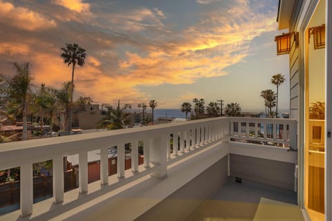 Coastal retreat near the beach w Panoramic Ocean Views, Rooftop Deck, & Firepit House in La Jolla